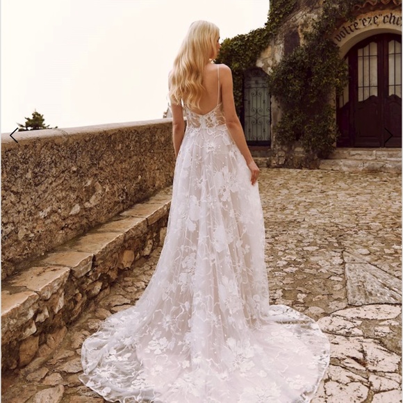 Wedding Dress - A-line (sample) Never Worn - Picture 1 of 3